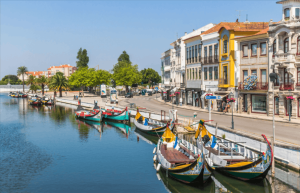 ria de aveiro com moliceiros
