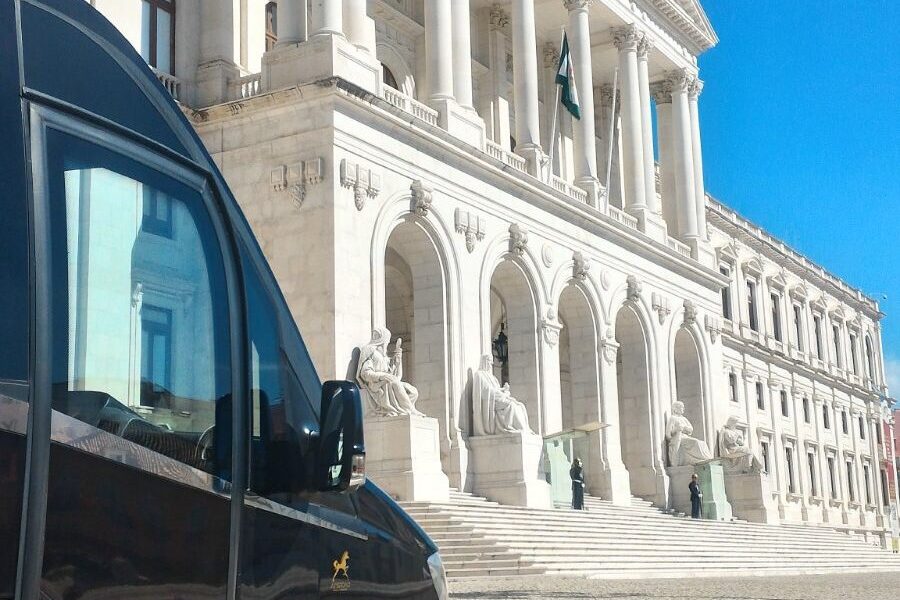 amiroad mini bus in front o assembleia da republica