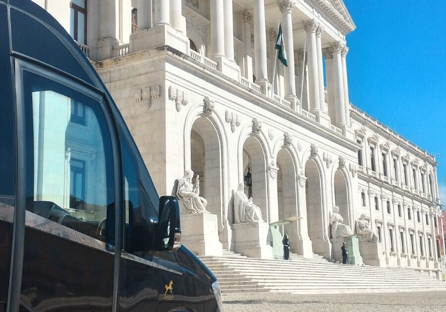 amiroad mini bus in front o assembleia da republica