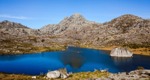 lago no parque nacional na peneda do gerês em portugal