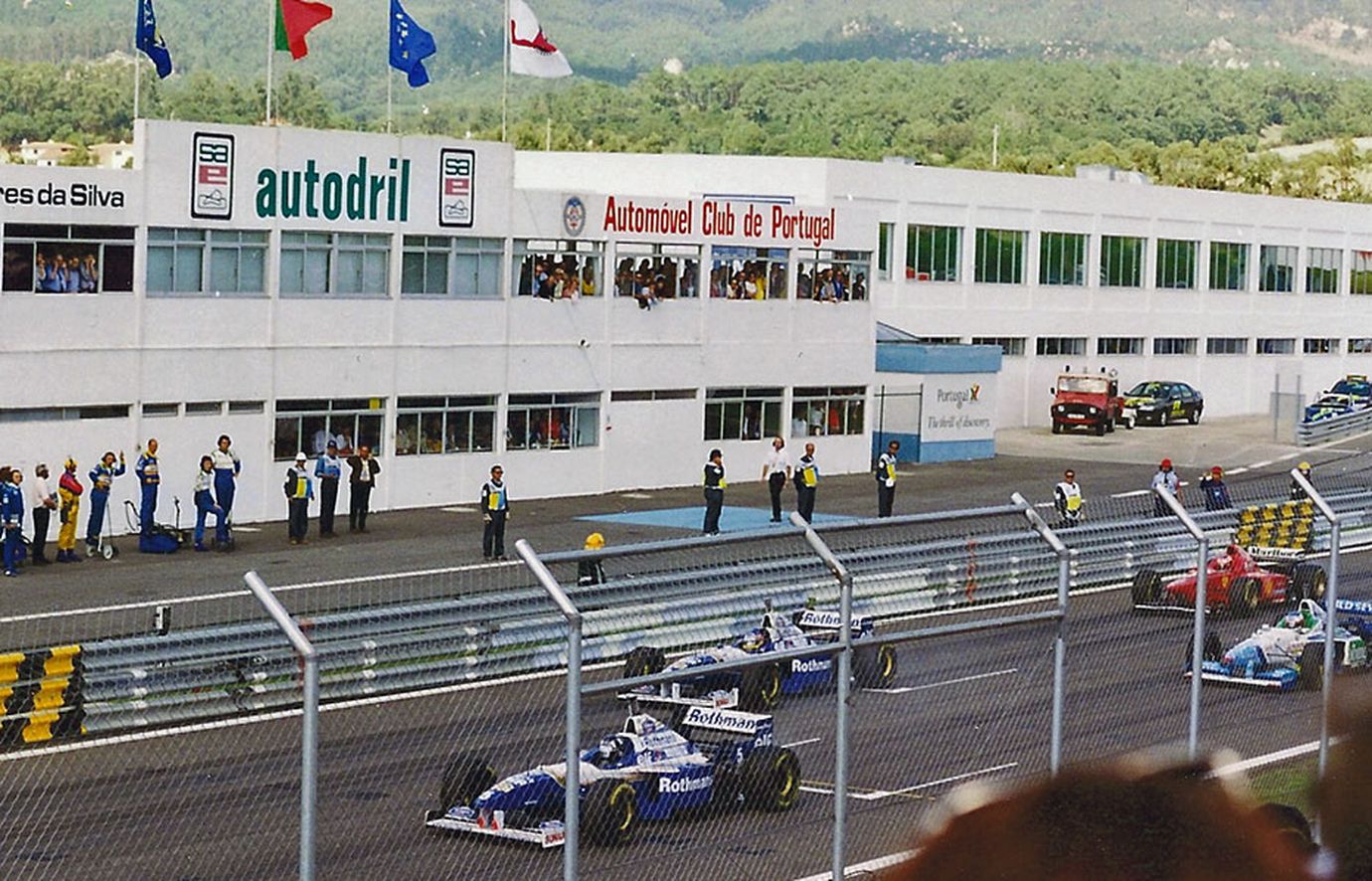 Formula 1 cars on the starting grid at the 1996 Portuguese Grand Prix, Autódromo do Estoril